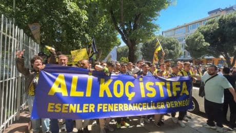 Fenerbahçeli taraftarlar yürüyüş düzenledi: 'Ali Koç istifa' sloganları