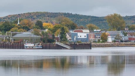 Falaises de grès, plages immaculées, culture gaélique... La côte atlantique du Canada séduit pour s’y installer