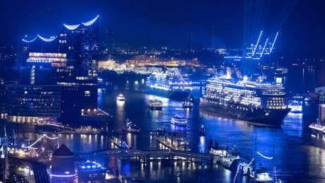 Buntes: Kreuzfahrtschiff-Paraden im Hamburger Hafen