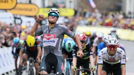 Van der Poel se viste de amarillo ante Pogacar en otra jornada diabólica