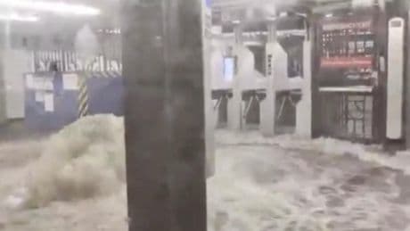 El temporal que azota la Costa Este provoca una riada en el metro de Nueva York