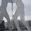Protestaktion: Transparent an Metallskulptur „Molecule Men“ gehängt