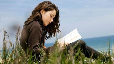 Novelas juveniles para que tus hijos olviden el móvil y las pantallas este verano