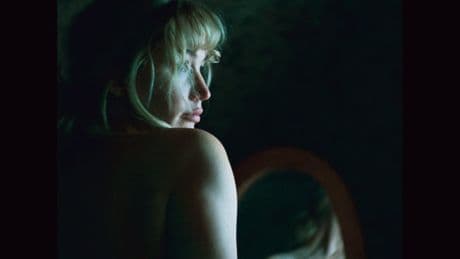 Cannes 2025 : « Die, My Love », Jennifer Lawrence dégomme l’amour au fusil de chasse