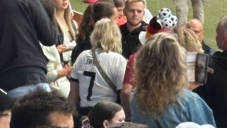 DFB-Unterstützung - Gwinn-Eltern vom Campingplatz ins Stadion