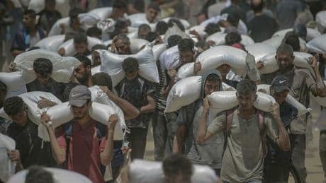Gaza, la fame e l?attesa infinita: «Vogliamo solo mangiare. I carichi caduti sulle tende»