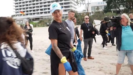 Am Timmendorfer Strand - Sarah Connor sammelt Müll