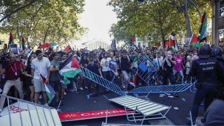 Las protestas propalestinas dejan sin final a la Vuelta y abren una guerra política