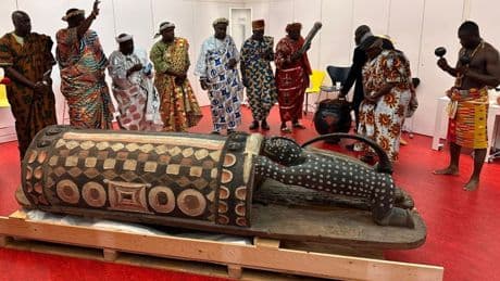 « Tambour parleur » : en Côte d’Ivoire, le retour d’une œuvre d’art après un siècle d’exil