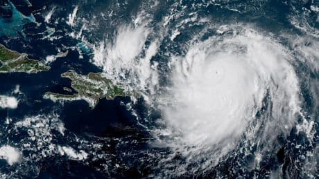L'ouragan Erin se renforce et continue sa route vers les Bahamas