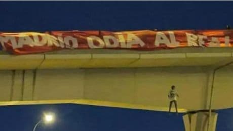 Cuatro condenados por ahorcar un muñeco de Vinicius en un puente de Madrid