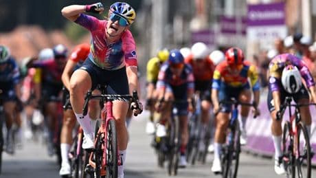 Britse Bäckstedt wint ochtendetappe Ladies Tour, Kool blijft leider