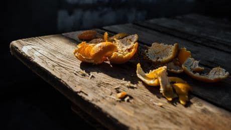 Statt Gift: Sie glauben nicht, was Mandarinenschalen im Beet bewirken können
