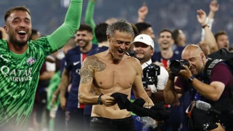 Una bandera por Xana: Luis Enrique celebra su segunda Champions mirando al cielo por su hija fallecida