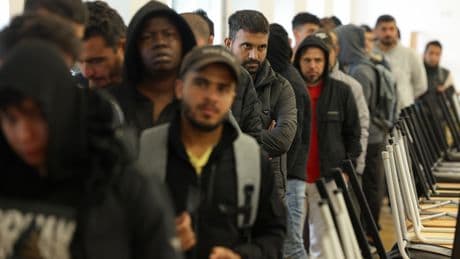 La justicia frena las devoluciones en caliente de solicitantes de asilo en Alemania