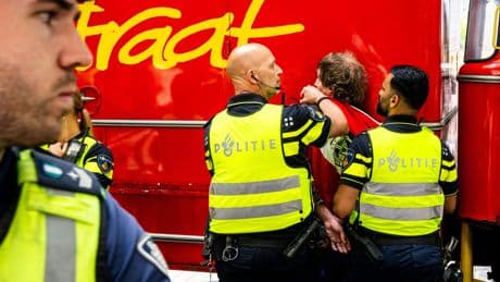 Protestmars tegen femicide bruut verstoord: gillende man rukt microfoon uit handen van vader vermoorde Sanne (31)