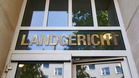 Ehefrau vor den Augen der Kinder erstochen: lebenslange Haft