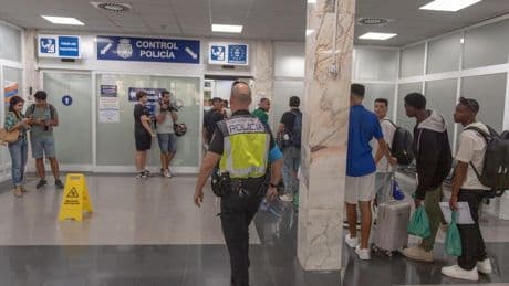 El Gobierno traslada a un segundo grupo de menores a la Península este domingo