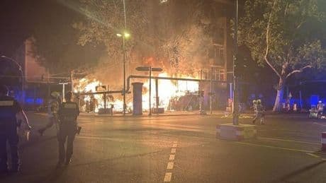 Club „Zur wilden Renate“ in Friedrichshain steht in Flammen