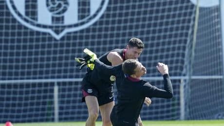 Estelar 'puñetazo' de cine de Szczesny a Lewandowski