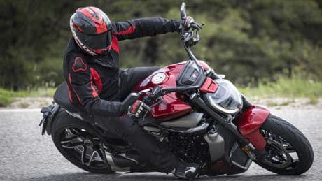 Probamos una de las motos del año: la nueva Ducati XDiavel
