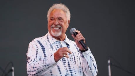 Ladykiller Tom Jones (85) staat in een afgeladen Ziggo Dome: ’Ik zie er sexyer uit zonder haarverf’