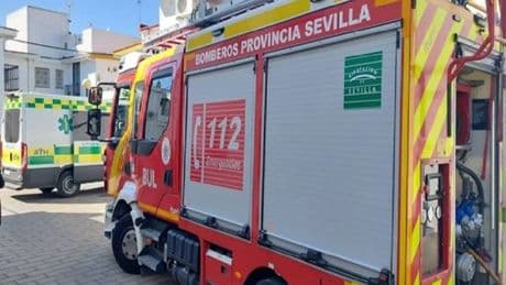 Muere una mujer en el incendio de una casa en ruinas de Tomares, Sevilla