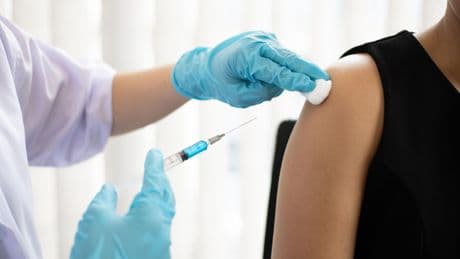 Vaccination: faire ses rappels dans le même bras, un geste clé pour une meilleure immunité?