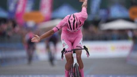 Giro d’Italia, grande prova di forza della maglia rosa. Del Toro vince e convince a Bormio