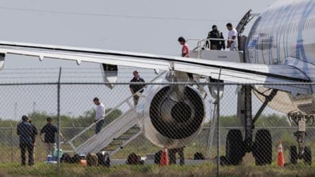 Una juez de EE.UU. frena la expulsión de niños de Guatemala ya en el avión