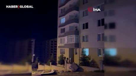 Evdeki eşyaları sokağa attı