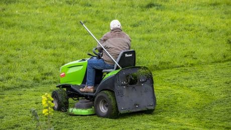 Österreich: Sohn findet toten Vater unter Rasentraktor