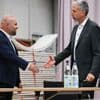 Proteste vor der Halle: Boris Palmer und AfD-Landeschef liefern sich Streitgespräch