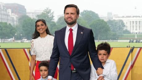 Manifestants pro-migrants, altercations... À Disneyland, journée très perturbée pour JD Vance et sa famille
