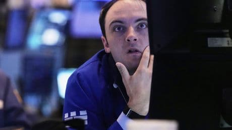 U.S. stocks drift lower as mixed profit reports from retailers and higher Treasury yields weigh