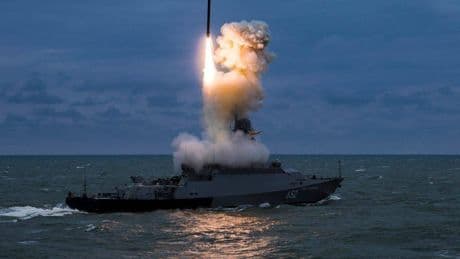 Nave armata di missili Kalibr nel Mediterraneo: la mossa di Mosca che preoccupa la Nato