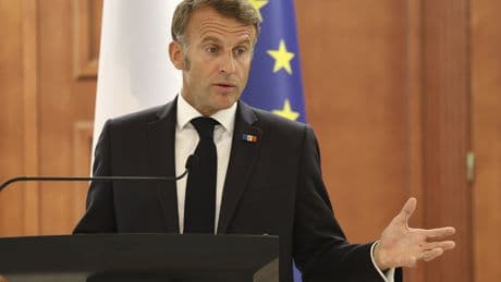 Macron "apoya totalmente" la decisión de Bayrou de someterse a un voto de confianza, a priori perdido