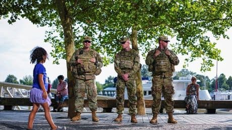 Trump insiste en ampliar el despliegue de la Guardia Nacional a Chicago y Baltimore