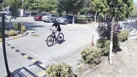 Bisiklet hırsızı kameraya yakalandı