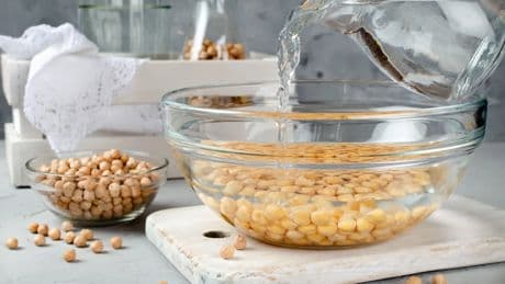 Esto es lo que dice la ciencia sobre si es recomendable o no tomar garbanzos en lata