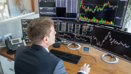 ¿Crisis de deuda? Las firmas 'compran' los bonos más cuestionados