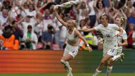 Oranje Leeuwinnen opgepast: Calvin Klein-model Chloe Kelly (27) levensgevaarlijke ’darling’ van Engeland