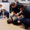 Een nacht met de minister in nieuwe vleugel van gesloten terugkeercentrum: “Mensen zonder papieren gewoon op een vliegtuig zetten, zo simpel is dat niet”