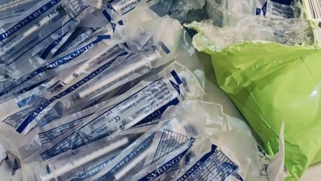 Cierran un centro de estética en Barcelona por hacer tratamientos con "material inyectable caducado"