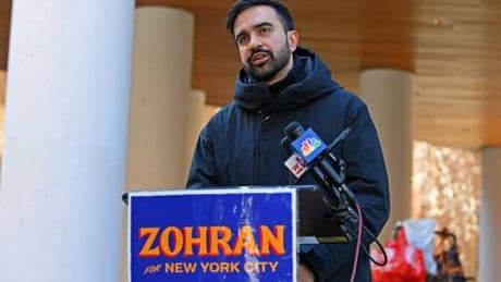 Terremoto a New York, il socialista Zohran Mamdani vince le primarie dem: così può diventare sindaco