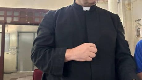 Chi è Padre Romanelli, il parroco ferito nel raid israeliano a Gaza