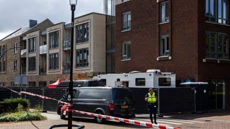 Bewoners ontwaken met dode man voor de deur, vrouw in Wierden zwaargewond afgevoerd: ’We schrokken ons rot’