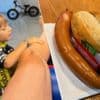 Massage door zoontje Georges en een echte Duitse ‘Bratwurst’: Wout van Aert geeft kijk achter de schermen van z’n Ronde van Duitsland
