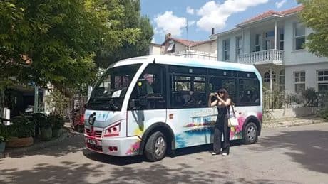 Adalılar, İBB önünde 'azmanbüs' eylemi yaptı