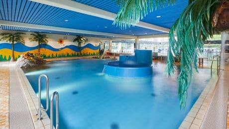 Der Grund ist traurig - Schwimmbad wirft alle achtlosen Eltern raus